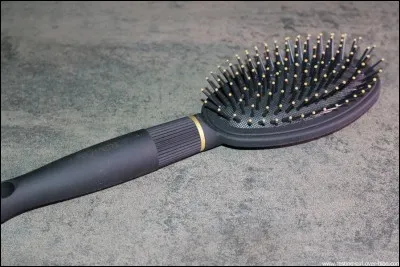 Combien y a-t-il de brosses à cheveux sur cette image ?
