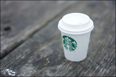 Combien y a-t-il de gobelets "Starbucks Coffee" sur cette image ?