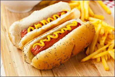 Combien y a-t-il de hot-dogs sur cette image y compris les frites ?