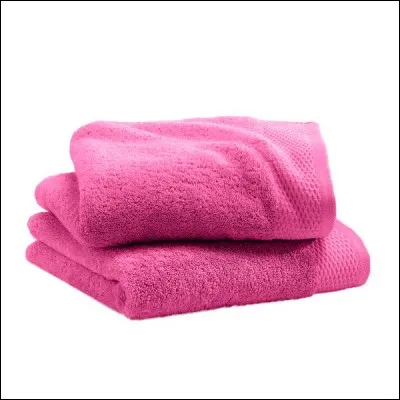 Combien y a-t-il de serviette roses sur cette image ?