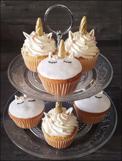 Combien y a-t-il de cupcakes licornes sur cette image ?