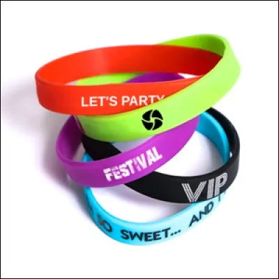 Combien y a-t-il de bracelets en silicone sur cette image ?