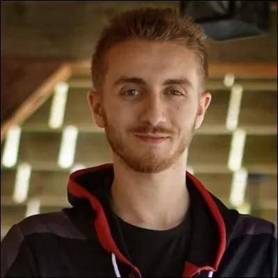 Comment s'appelle ce youtubeur ?