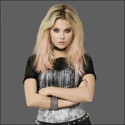 Ambre est habillée :