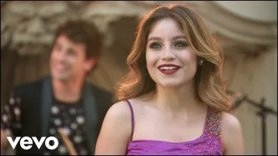 Quelle chanson chante Luna à son anniversaire ?