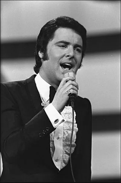 L'adaptation en fran&ccedil;ais, par Patricia Carli et L&eacute;o Missir, de la chanson "Samanyolu" : "petite fille aux yeux bleus ... tu n'&eacute;tais pour lui qu'un jeu ... " se classe n&deg;1 en France durant 9 semaines : quel est le titre de cette chanson interpr&eacute;t&eacute;e par David Alexander Winter ?