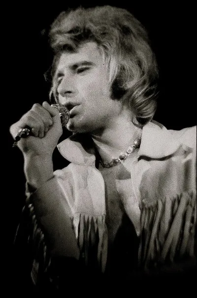 "...Je n'ai pas eu de p&egrave;re Pour me faire rentrer le soir Et bien, souvent ma m&egrave;re Travaillait pendant la nuit Je jouais de la guitare Assis sur le trottoir Le coeur comme une pierre Je commen&ccedil;ais ma vie..." : quel est le titre de cette chanson de Johnny Hallyday ?