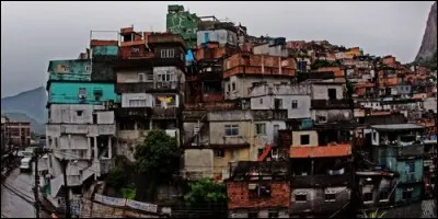 Comment appelle-t-on les bidonvilles qui s'étirent en périphéries des villes au Brésil ?