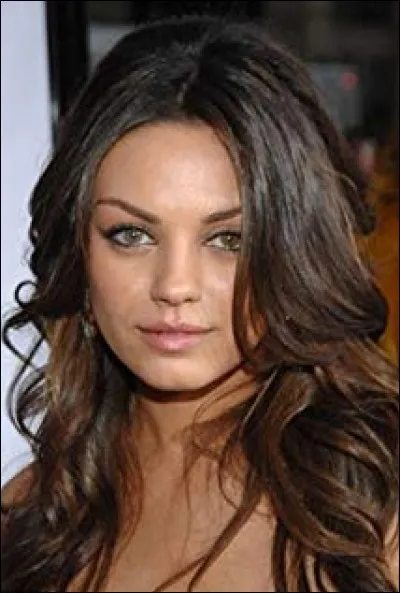 Avec quel acteur, Mila Kunis a-t-elle vécu une longue romance avant de succomber aux charmes d'Ashton Kutcher ?