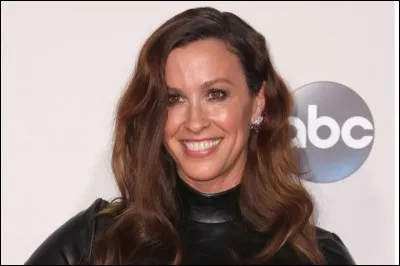 Avec quel acteur américain, la chanteuse canadienne Alanis Morissette a-t-elle été fiancée pendant 5 ans ?