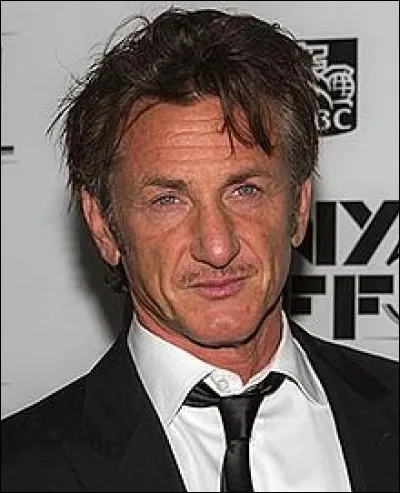 Avec quelle actrice, Sean Penn a-t-il vécu une histoire d'amour malgré leur 25 années de différence ?