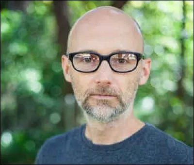 Avec quelle actrice, le chanteur Moby est-il sorti, se proclamant de ce fait "Le Geek le plus chanceux du monde" ?