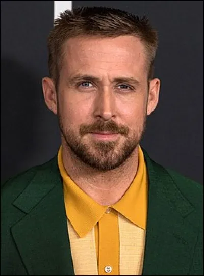 Avec quelle actrice, plus âgée que lui, l'acteur Ryan Gosling a-t-il vécu une romance au début des années 2000 ?