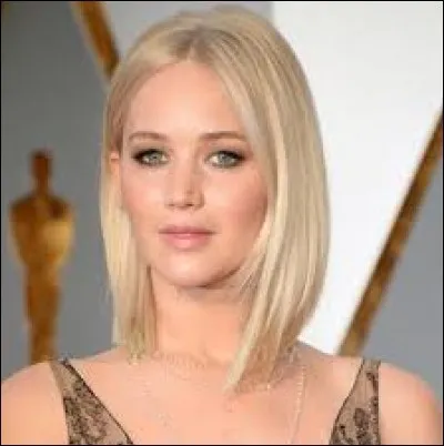 Avec quel chanteur de groupe, Jennifer Lawrence a-t-elle vécu une idylle durant à peu près un an ?