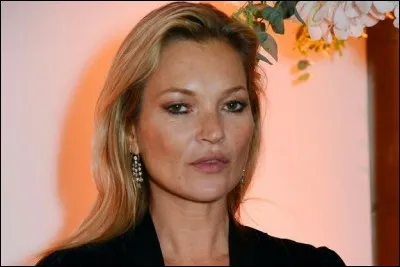 Avec quel acteur, le mannequin Kate Moss a-t-elle entretenu une relation sulfureuse empreinte d'alcools et de drogues ?