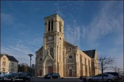 Notre balade commence devant l'église du Sacré-Cœur de Bazoges-en-Pailliers. Commune Vendéenne, elle se situe en région ...