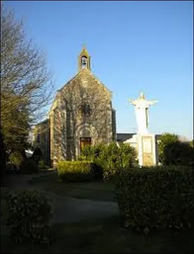 Nous sommes à présent devant la chapelle Saint-Joseph de Méral. Commune des Pays-de-la-Loire, elle se situe dans le département ...