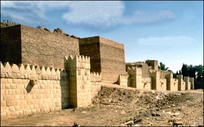 Quel pays a connu de nombreux pillages de sites archéologiques à Ninive, Kalkhu, Nippur et Babylone vers l'an 2000 ?