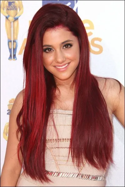 Quelle est la couleur des cheveux naturels d'Ariana Grande ?