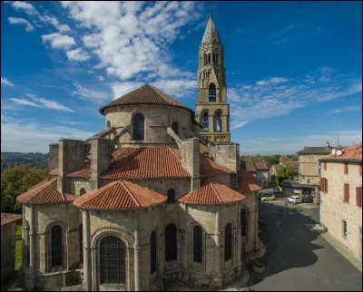 Nous terminons notre parcours en Limousin, dans la vallée de la Vienne, avec cette belle église de pèlerinage, sur la route de Saint-Jacques de Compostelle, dont le transept et la tour lanterne octogonale, avec ses huit fenêtres éclairant la croisée, sont du XIe siècle. Nous sommes à ...