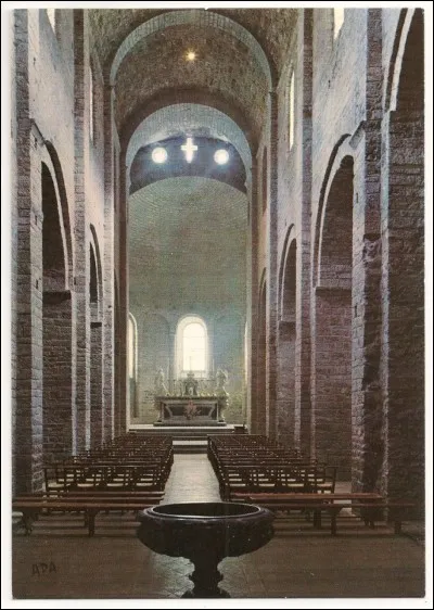 Nous allons dans le Languedoc voisin, dans le département de l'Hérault. L'abbaye a été fondée au IXe siècle dans un vallon : reconstruite au XIe siècle et voûtée en berceau en plein-cintre, l'église, ainsi que le cloître, est représentative du "premier art roman méridional". Nous sommes à ...