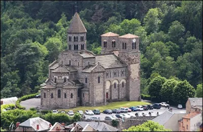 Allons vers le nord, en Auvergne : cette église, commencée vers 1080, édifiée principalement entre 1146 et 1178, est construite en pierre volcanique, puis peinte, et possède un remarquable chevet roman auvergnat. Nous sommes à ...