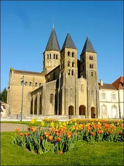 Dans le département de Saône-et-Loire, cette basilique édifiée pour l'essentiel entre la fin du XIe siècle pour le narthex et le XIIe pour l'église, est le modèle le mieux conservé de l'architecture clunisienne en Bourgogne. Nous sommes à ...