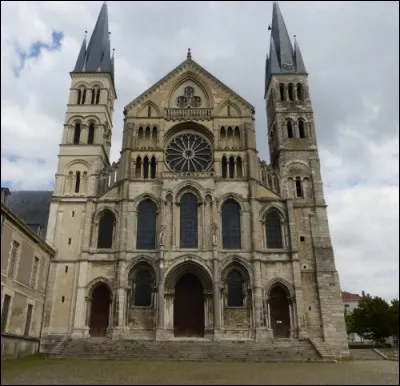 Nous sommes en Champagne : cette grande église abbatiale contient les reliques de l'évêque saint Remi, qui a baptisé Clovis; construite au XIe siècle, consacrée par le pape en 1049, elle est ensuite agrandie à la fin du XIIe et la nef reçoit une voûte d'ogives. Nous sommes à ...