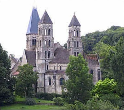 Nous allons dans un village du pays de Valois, dans l'actuel département de l'Oise : il s'agit d'une ancienne abbaye bénédictine de femmes, dont l'église actuelle a été édifiée en grande partie au XIe siècle, avec les deux tours du choeur, le transept, deux absidioles orientées et un porche puis la nef. Nous sommes à ...