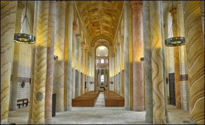 Allons vers le sud, dans le département de la Vienne : cette grande église romane, dont la construction et la décoration ont duré de 1040 à 1090, possède un ensemble de peintures murales romanes très complet, bien conservé et unique en Europe. Nous sommes à ...