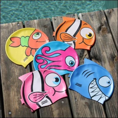 Combien y a-t-il de bonnets de bain sur cette photo ?