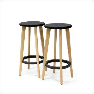 Combien y a-t-il de tabourets sur cette image ?