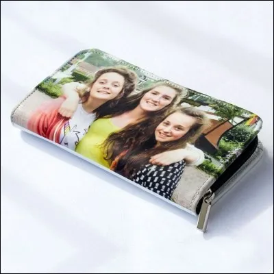 Ma sur a rangé sa carte d'identité dans son...