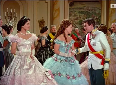 Comment se prénomme la sur aînée de Sissi ?