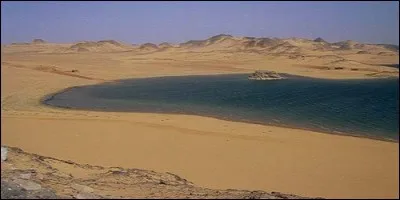 Quel lac le haut barrage d'Assouan a-t-il donné naissance ?