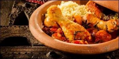 Quel plat maghrébin se prépare dans de grandes marmites en terre, à couvercle conique ?