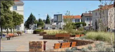 Nous sommes maintenant en Auvergne-Rhône-Alpes, à Aulnat. Ville de l'agglomération Clermontoise, elle se situe dans le département ...