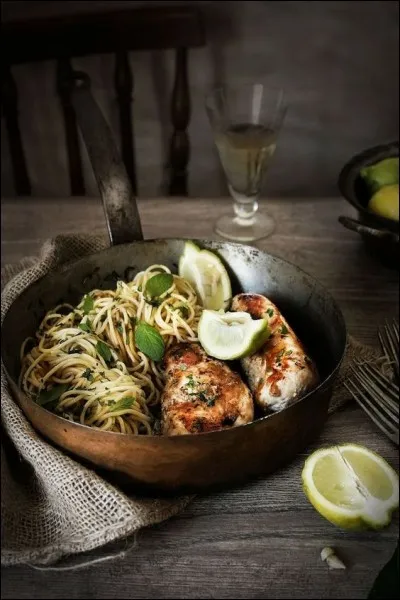 (photo uniquement d&eacute;corative). Quel poisson se cuisine "&agrave; la bordelaise" ?