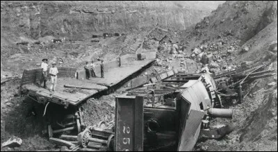 Le temps que les nouvelles mesures soient appliquées sur ce plan de canal plus élevé, le total des vies perdues était estimé à 22 000 travailleurs. Ces pertes étaient reliées à différents accidents mais surtout à la malaria, la fièvre jaune et la dysenterie. 
Qu'est-il arrivé selon ce que montre cette photo ?