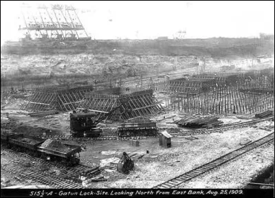 Justement, on voit les travaux pour bloquer l'extrémité du lac Gatún. Ils installent les formes dans lesquelles on coulera le ciment qui devra soutenir cette énorme pression. En aménageant ces écluses, les bateaux pourront traverser le canal. En attendant, sur le chantier, tout est facilité par les ingénieurs qui ont opté pour la modernisation du travail sur rails. 
Que voit-on écrit sur la photo