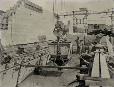 Rien de comparable, construit en béton, n'avait jamais été entrepris. Il faudra le barrage Hoover pour voir d'aussi énormes coulées. La longueur des écluses, élevant les navires de 26 m, incluant les murs d'approche, est de plus de 3 km.
Sur la photo, sous la supervision de Williamson, ingénieur de la division Pacifique (1907-14), on est à l'écluse de Miraflores, à Pedro Miguel.
 À quoi assiste-t-on ?