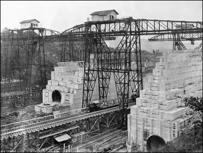 Chaque chambre nécessite 101 000 m³ d'eau pour la remplir. Dans les murs de côté et central, on voit les canaux d'alimentation et de drainage : 1 mètre de diamètre de 6,7 à 5,5 m de long pouvant contenir 1 train. Les écluses ont été l'un des plus grands travaux d'ingénierie jamais entrepris. La photo permet d'apprécier la complexité des installations de plus d'un siècle.
Que dit-on en anglais sur cette photo ?