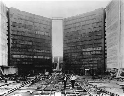 Les écluses fonctionnent de façon indépendante. Leurs dimensions (33,53 m de large, 304.8 m de long) 25 m de haut et 200 000 m³ d'eau à chaque passage de bateau, permettant aux plus grands bateaux de l'époque de l'emprunter. Ces portes ont une taille énorme : elles sont doublées au niveau le plus haut pour davantage de sécurité.
Quelle est la légende de cette photo du Daily Mail ?