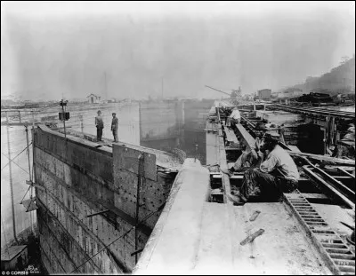Quelle aventure inimaginable ont dû vivre ceux ayant uvré et survécu à ces chantiers, à l'une ou l'autre des étapes, étalées sur des décennies : construction du chemin de fer, créer le lac Gatún et les barrages pour le soutenir, fabriquer les écluses, couler des km de béton.
Ce sont de vrais bâtisseurs anonymes : ils méritent une grande estime. 
Que sont-ils en train de prendre sur la photo ?