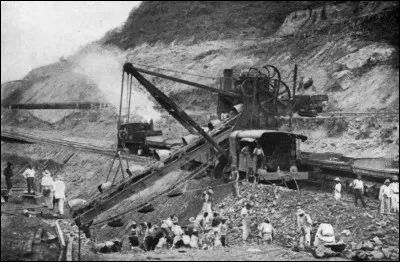 La construction de cette coupe est l'un des grands exploits techniques de l'époque. Cette excavation, dont les premiers travaux remontent à 1881, a été entreprise par la France. Ils ont remué 18 646 000 m³ de matériaux et avaient abaissé le monticule de 64 m à 59 m.
Cette photo démontre les techniques d'excavation françaises.
Dites-moi, à quelle étape cruciale sont-ils attablés ?
