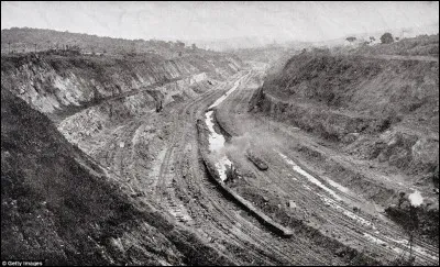On envisageait le triomphe de la réussite sur l'adversité, cependant le chantier se révéla plus onéreux que prévu, non seulement par la sous-estimation de la tâche immense, mais aussi des difficultés monétaires au niveau du financement vinrent compliquer le tout.
Qu'imagine-t-on très bien en voyant cette photo ?