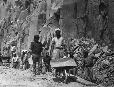 Il était devenu apparent que ce projet était physiquement impossible. Toutes ces difficultés ont conduit à l'effondrement de l'effort français entraînant la ruine de 85 000 souscripteurs. Une presse en furie publia des accusations de corruption politique et le scandale de Panama éclata.
Qu'arriva-t-il pour que de Lesseps, Gustave Eiffel et même Clemenceau, fussent impliqués ?