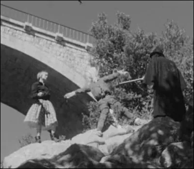 Quel écrivain est l'auteur du roman "L'huile sur le feu" dans lequel un village est la proie d'incendies volontaires répétés ?