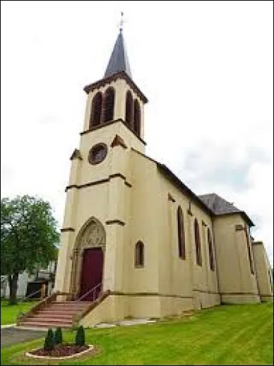 Nous sommes maintenant devant l'église Saint-Martin de Hellering-lès-Fénétrange. Village de l'ancienne région Lorraine, dans le pays de Sarrebourg, il se situe dans le département ...