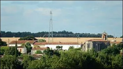 Nous partons en Nouvelle-Aquitaine, à Saint-Georges-de-Longuepierre. Commune de l'arrondissement de Saint-Jean-d'Angély, elle se trouve dans le département ...